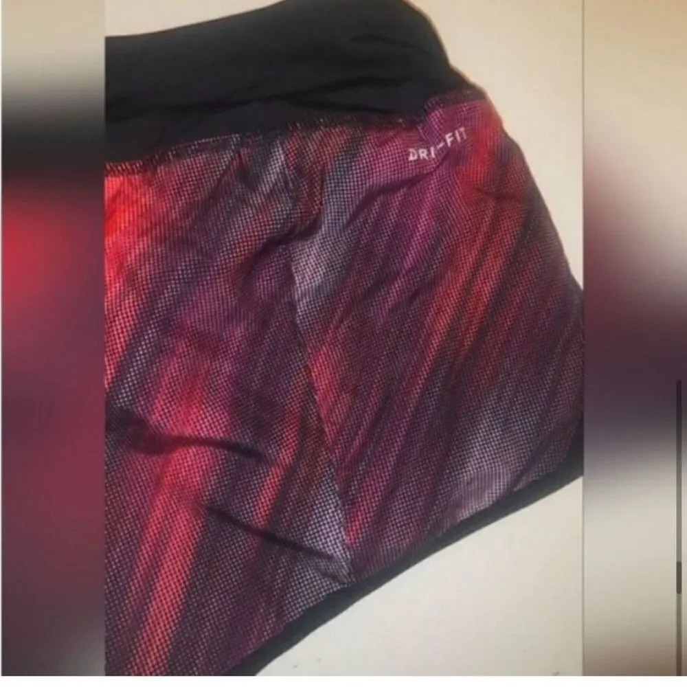 - NIKE WOMENS LIGHT STREAK CREW
PRINTED DRY FIT REFLECTIVE RUNNING
SHORTS SIZE M - Picture 5 of 11